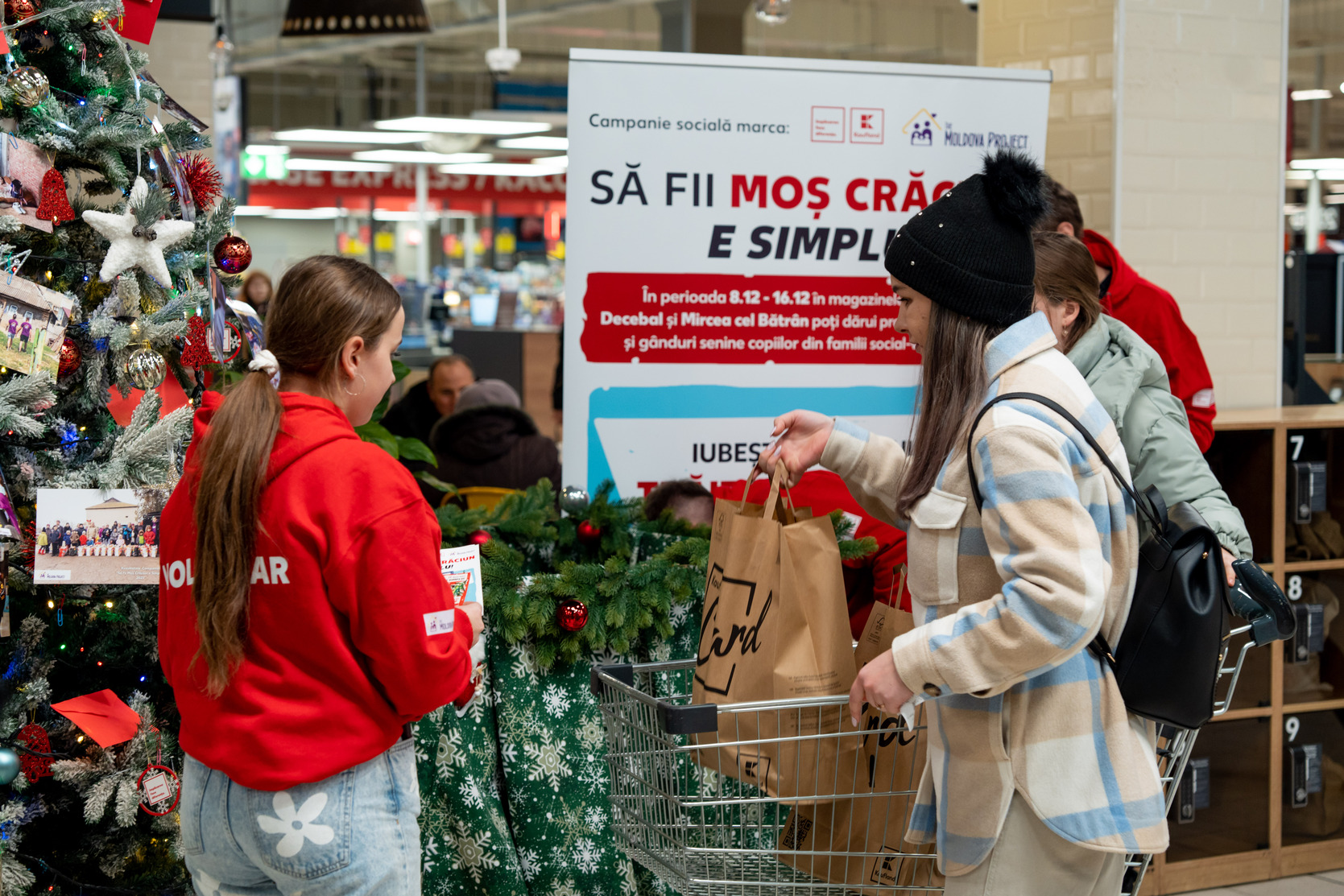 Sute de moldoveni au donat produse pentru persoane social-vulnerabile, în cadrul campaniei „Să fii Moș Crăciun e Simplu!” 