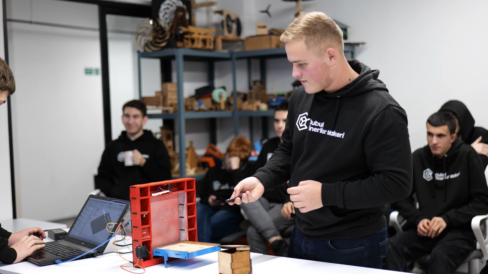 (video) 18 tineri au creat prototipuri de mobilier al viitorului la makeathonul de iarnă organizat de Clubul Tinerilor Makeri Bălți