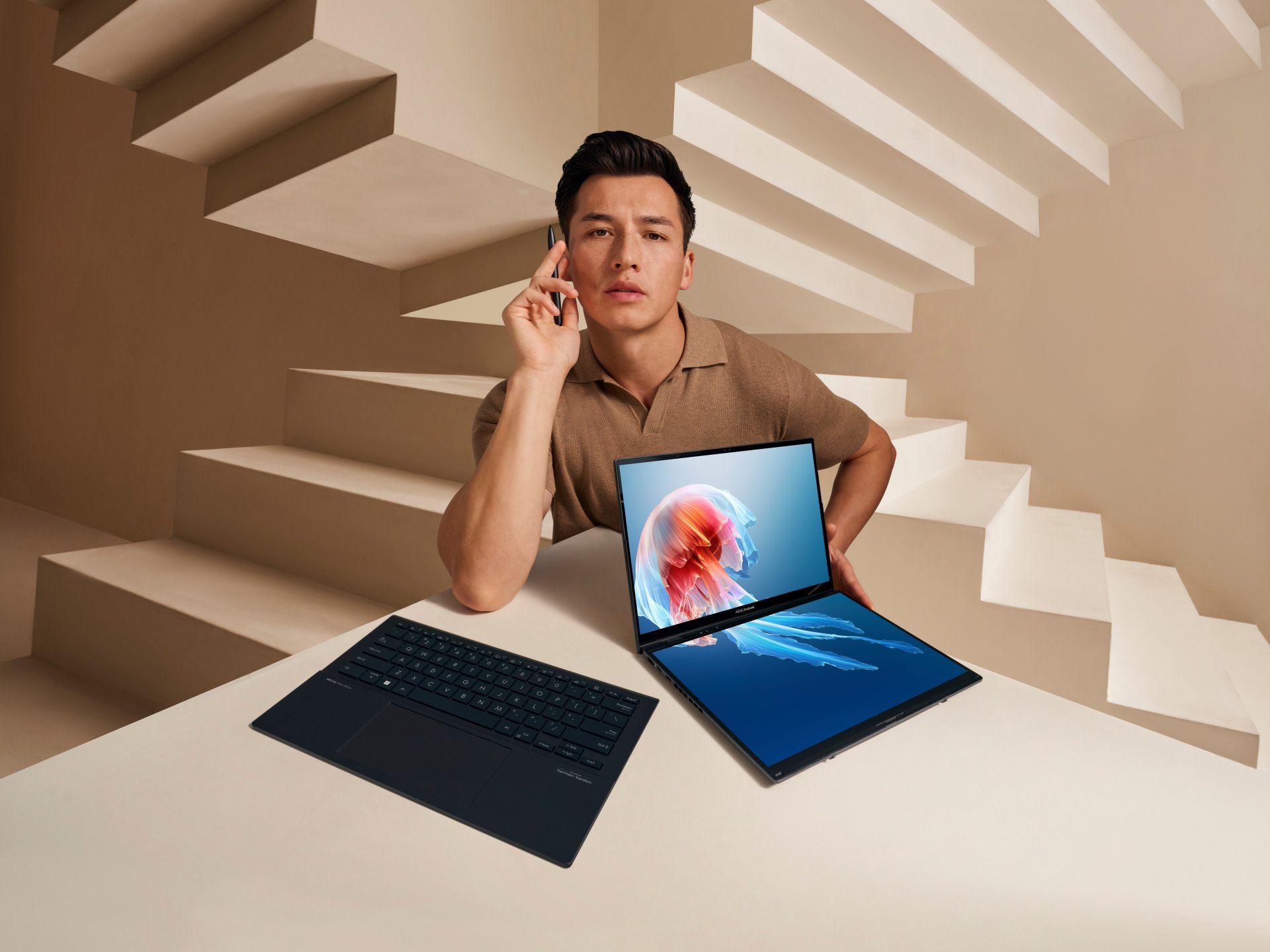 (foto) Zenbook DUO – un laptop multifuncțional cu două ecrane tactile. Cu ce surprinde noul produs de la Asus