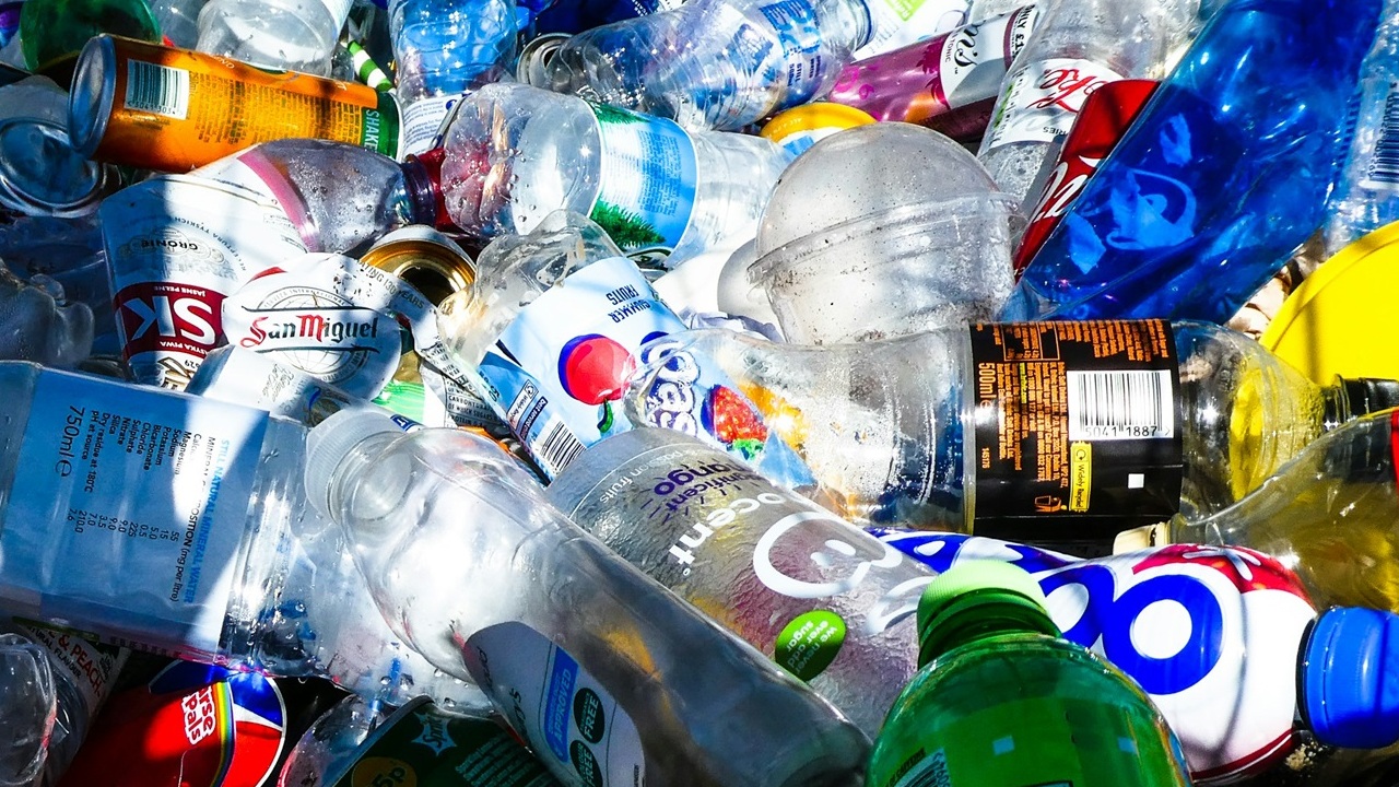 Să reciclăm corect plasticul. Ce înseamnă fiecare marcare pe PET-uri și alte ambalaje