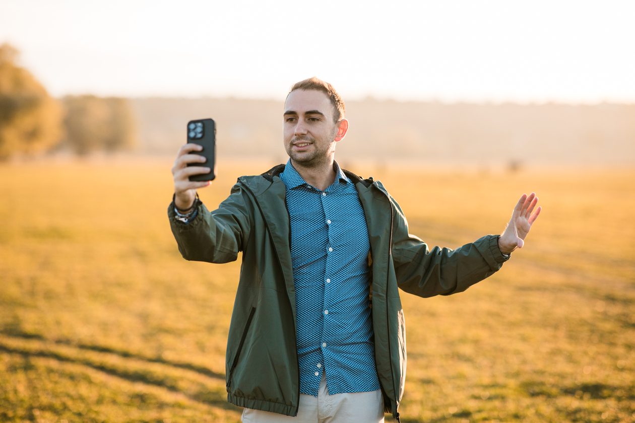 (video) Un travel vlogger din Italia a vizitat raionul Cahul. A gustat plăcinte și brânză de la sud