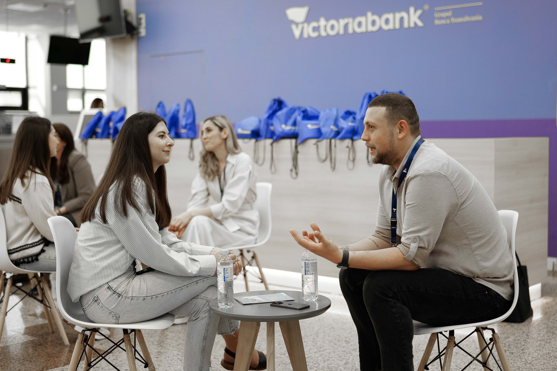 (video) Speed-dating profesional: 10 studenții au descoperit profesiile din domeniul bancar alături de Victoriabank și #diez