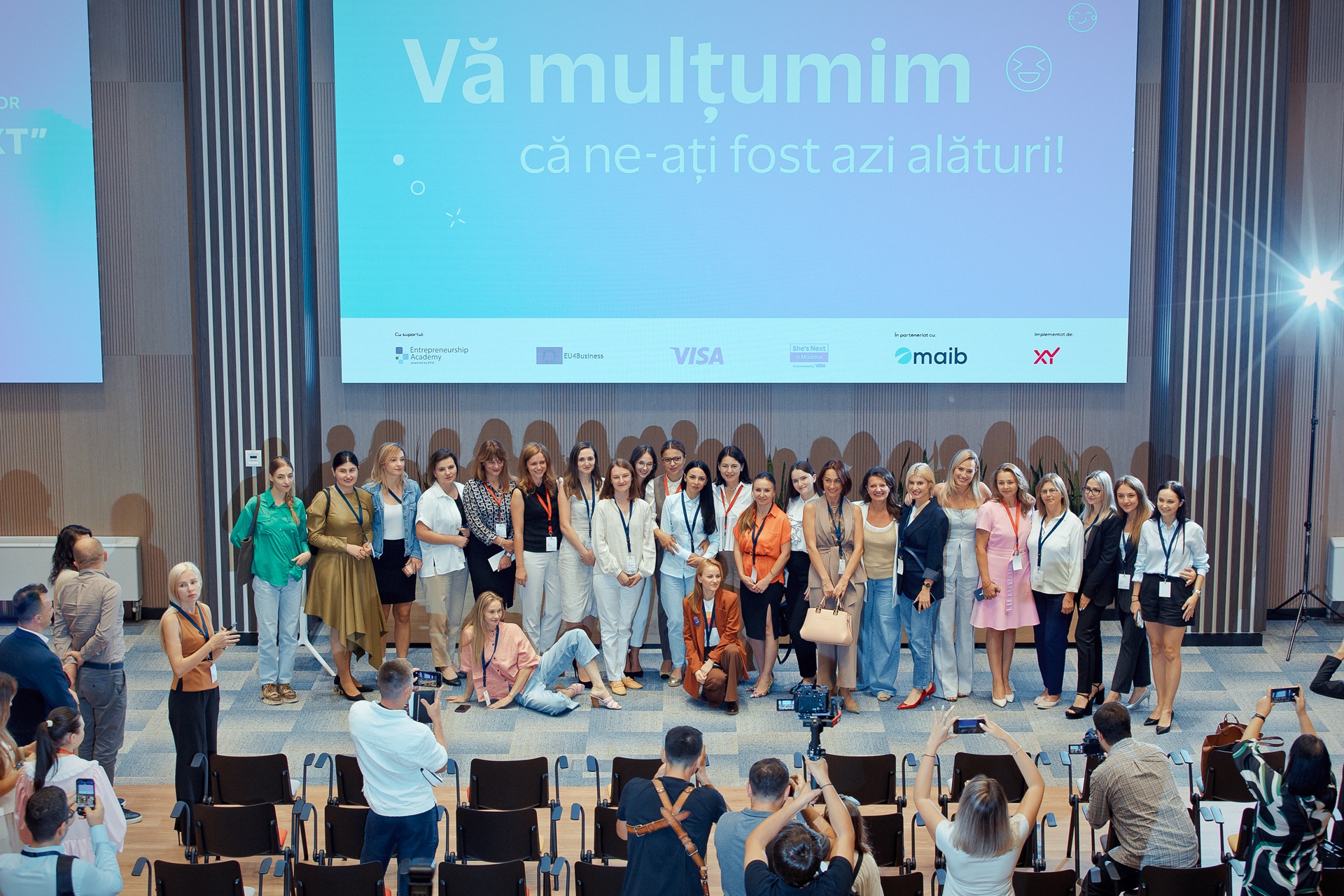 A fost lansat programul Women Accelerator „She’s Next”. Participantele pot câștiga un grant de 5 000 de euro pentru a-și dezvolta afacerile