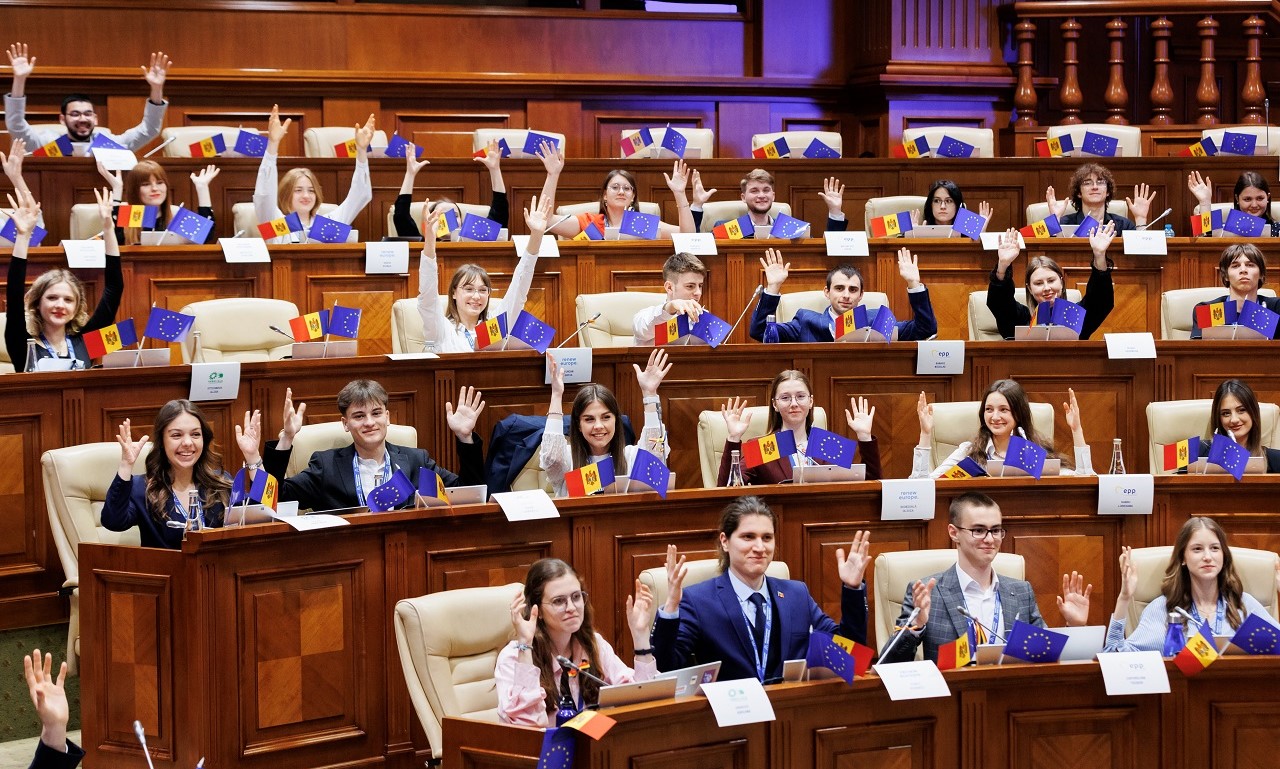 tineri parlament oportunități