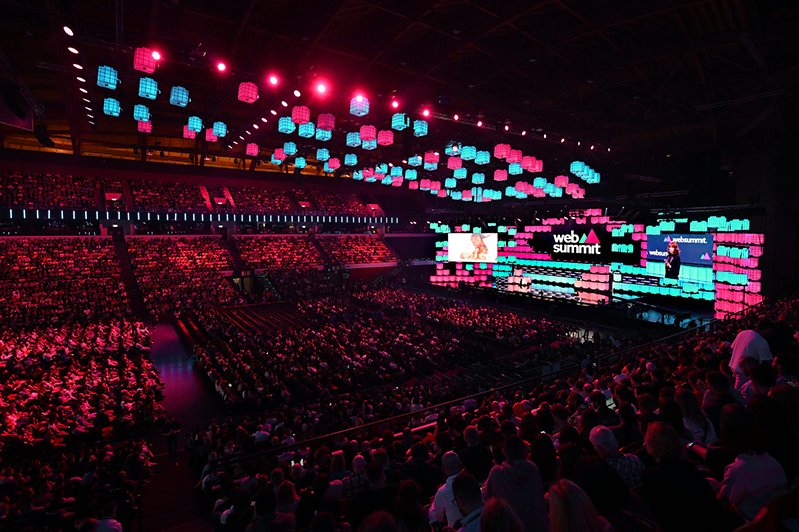 Web-Summit-centre-stage-with-crowd