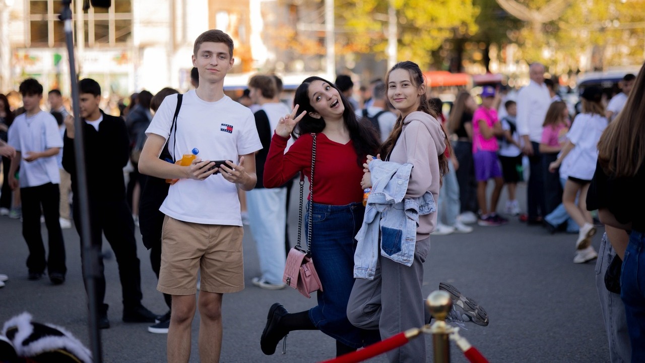 tineri evenimente oportunitati elevi chisinau atmosfera petrecere