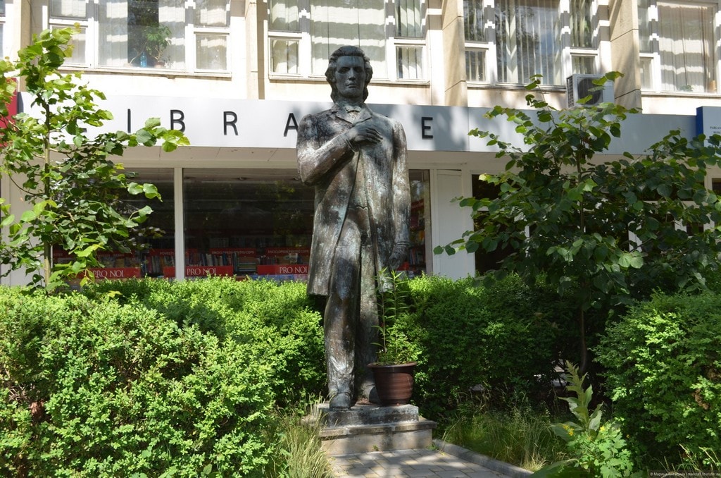 mihai-eminescu-monument