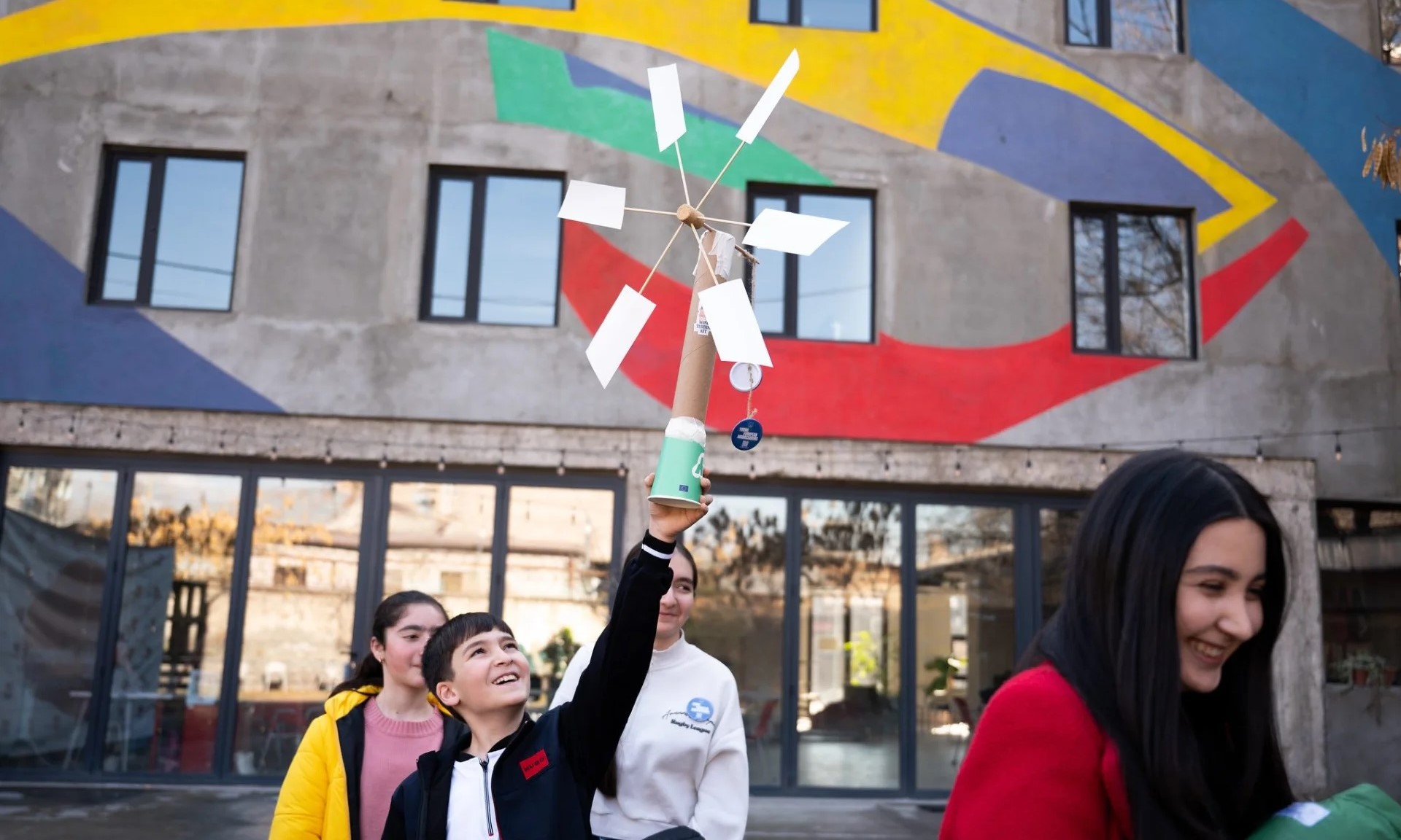 Comunitatea Energetică Europeană premiază tinerii interesați de economia verde. Scrie un articol și câștigă un stagiu la Viena