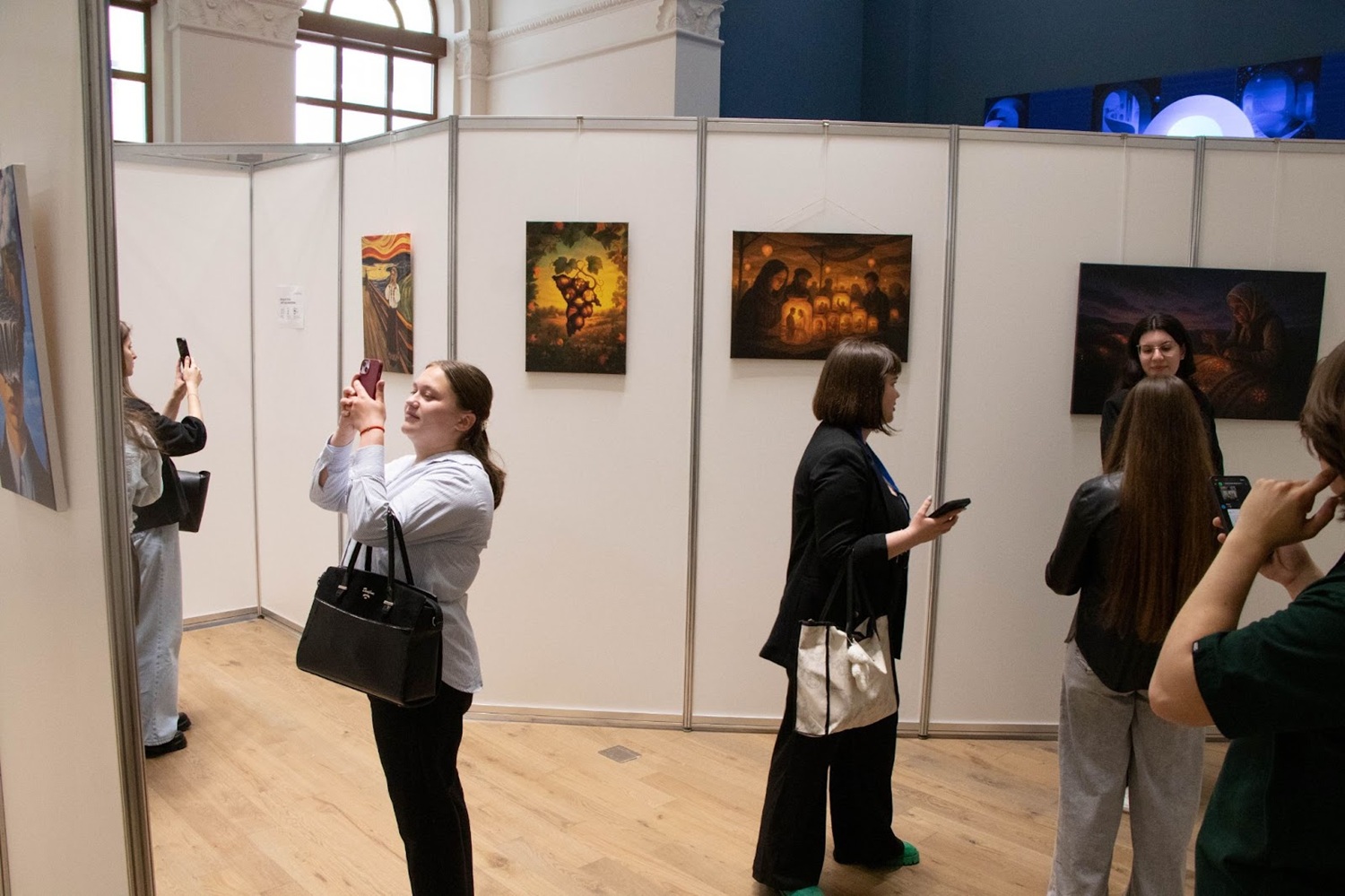 Cum s-a desfășurat expoziția Andromeda, evenimentul la care vizitatorii au generat videoclipuri cu AI