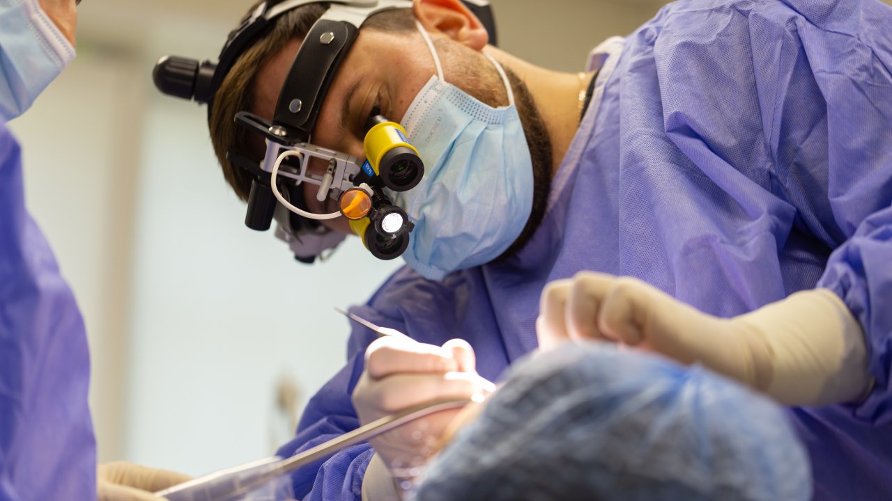 Ce presupune recuperarea după implanturile dentare? Sfaturi de la doctorul Fanea pentru o vindecare rapidă