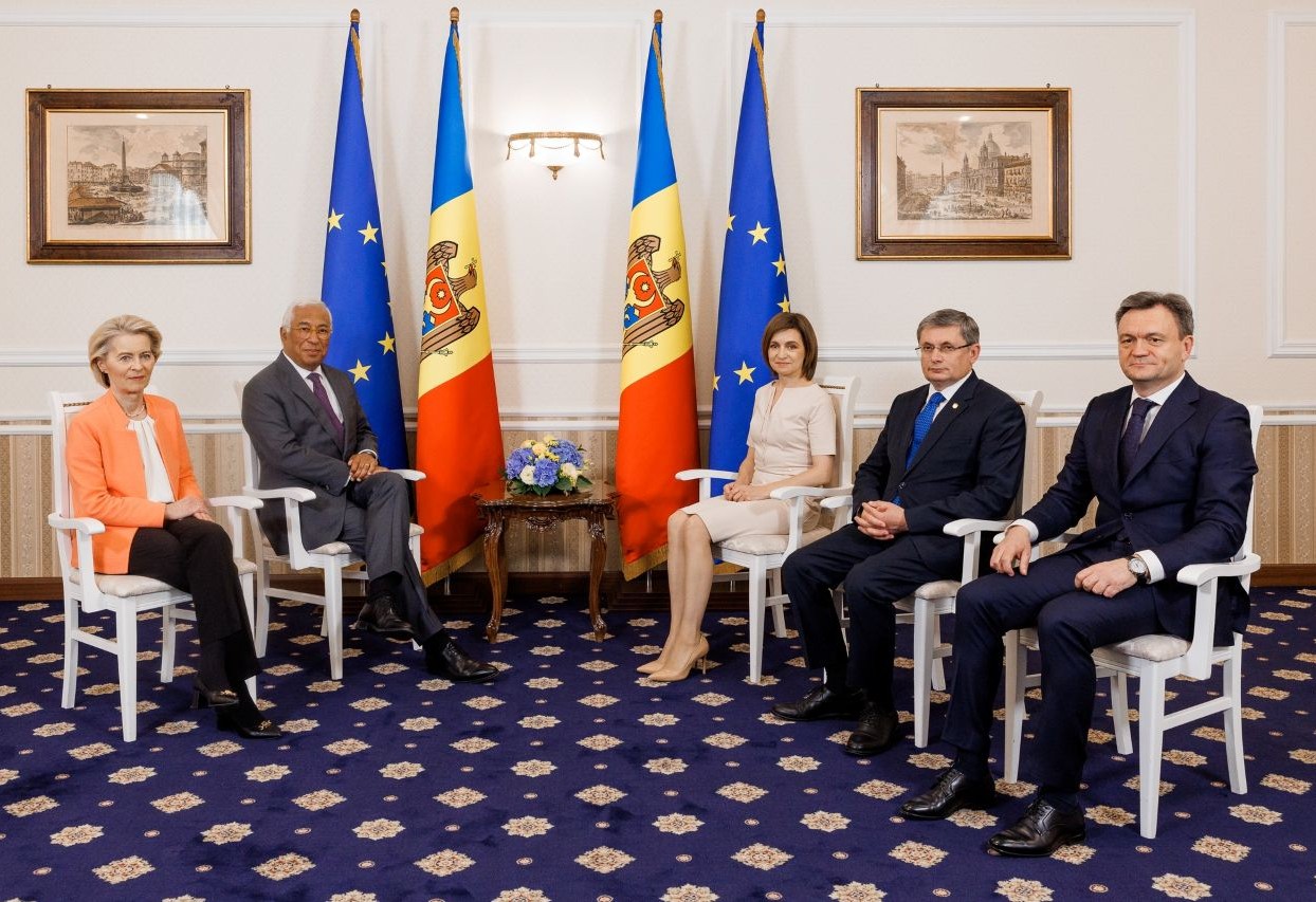 Moldovenii nu vor mai achita pentru roaming în UE. Despre ce s-a discutat la primul summit Republica Moldova – Uniunea Europeană