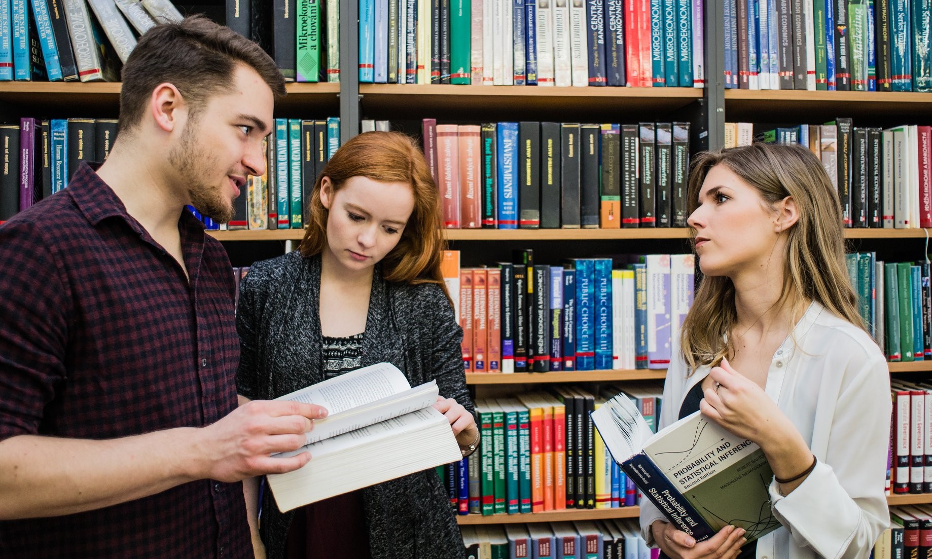 tineri studenți cărți bibliotecă