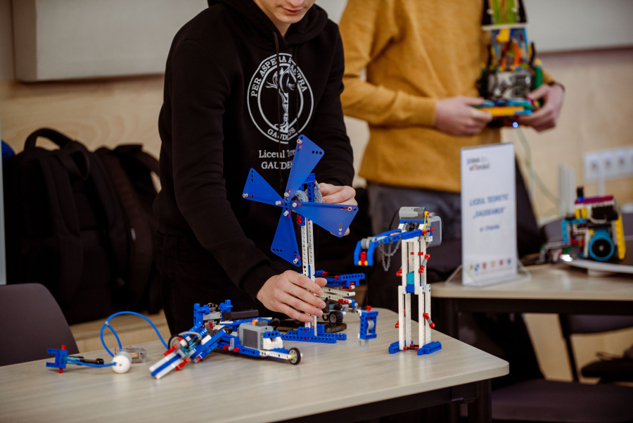 Oportunitate pentru școlile din Moldova! Instituția ta poate fi selectată pentru a accesa un program internațional de robotică