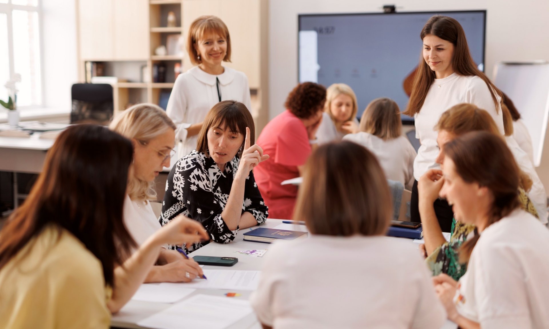 Elevii, profesorii și părinții sunt invitați la o conferință despre leadershipul în educație. Vei avea parte de prelegeri și ateliere