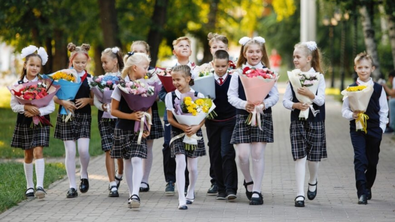 Tradiția de a sărbători Ziua Profesorului și ce gesturi alternative buchetelor tradiționale putem oferi