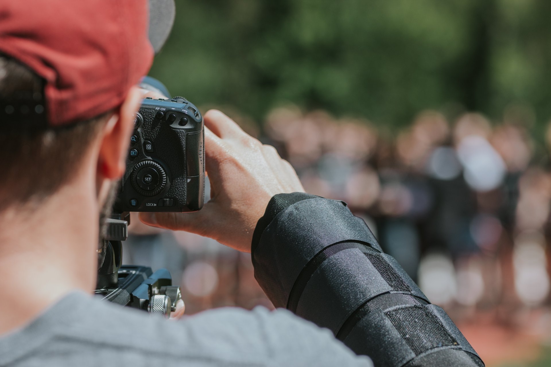 photographer-taking-photos-of-other-people-2024-11-29-23-31-53-utc (1)
