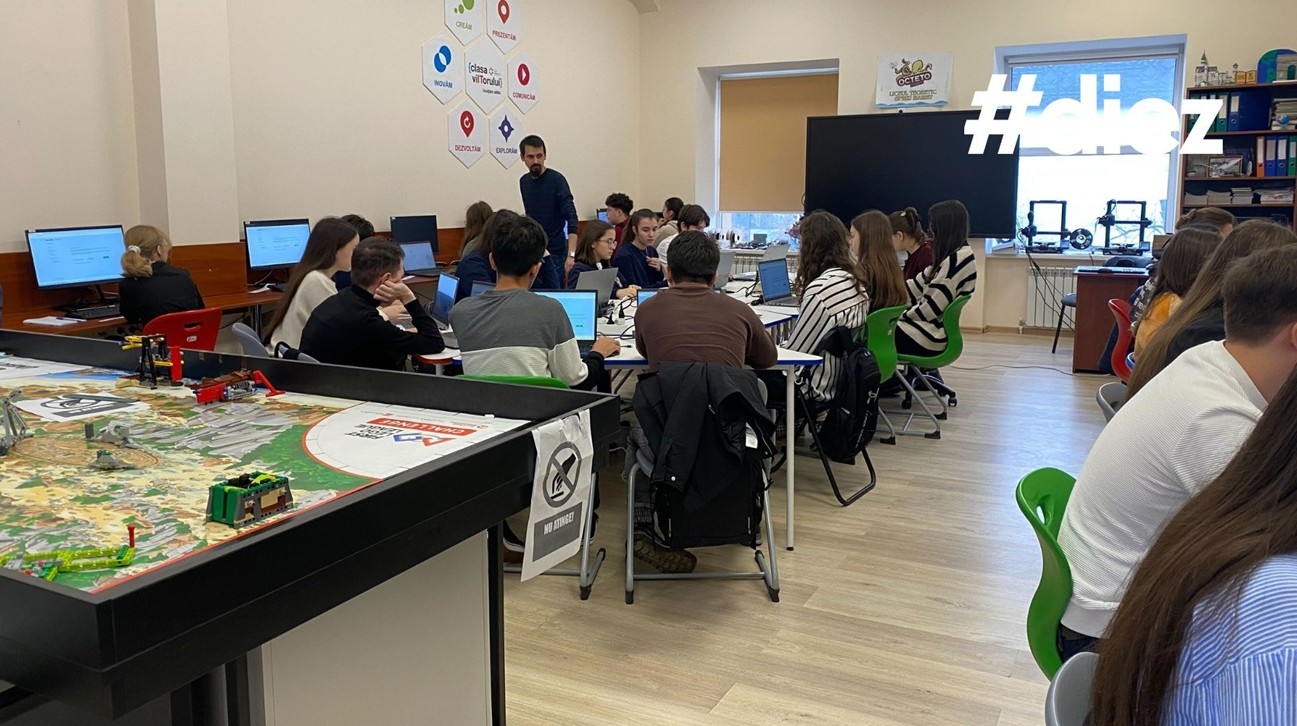 Logo pe poza 4 – laptop, chat bot, tehnică