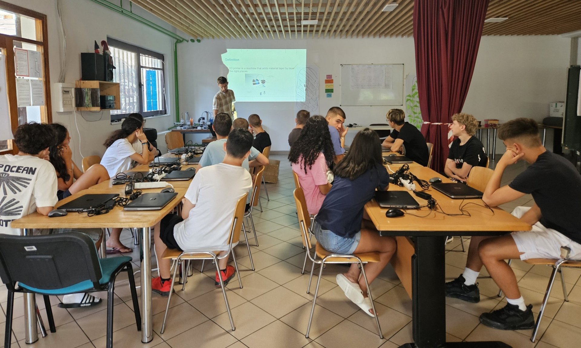 grup activități tineri elevi