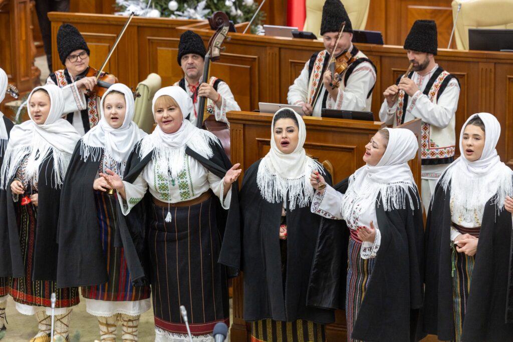 „Vino, Iisuse, în inima mea!” 15 colinde tradiționale și contemporane pe care să le înveți de Crăciun