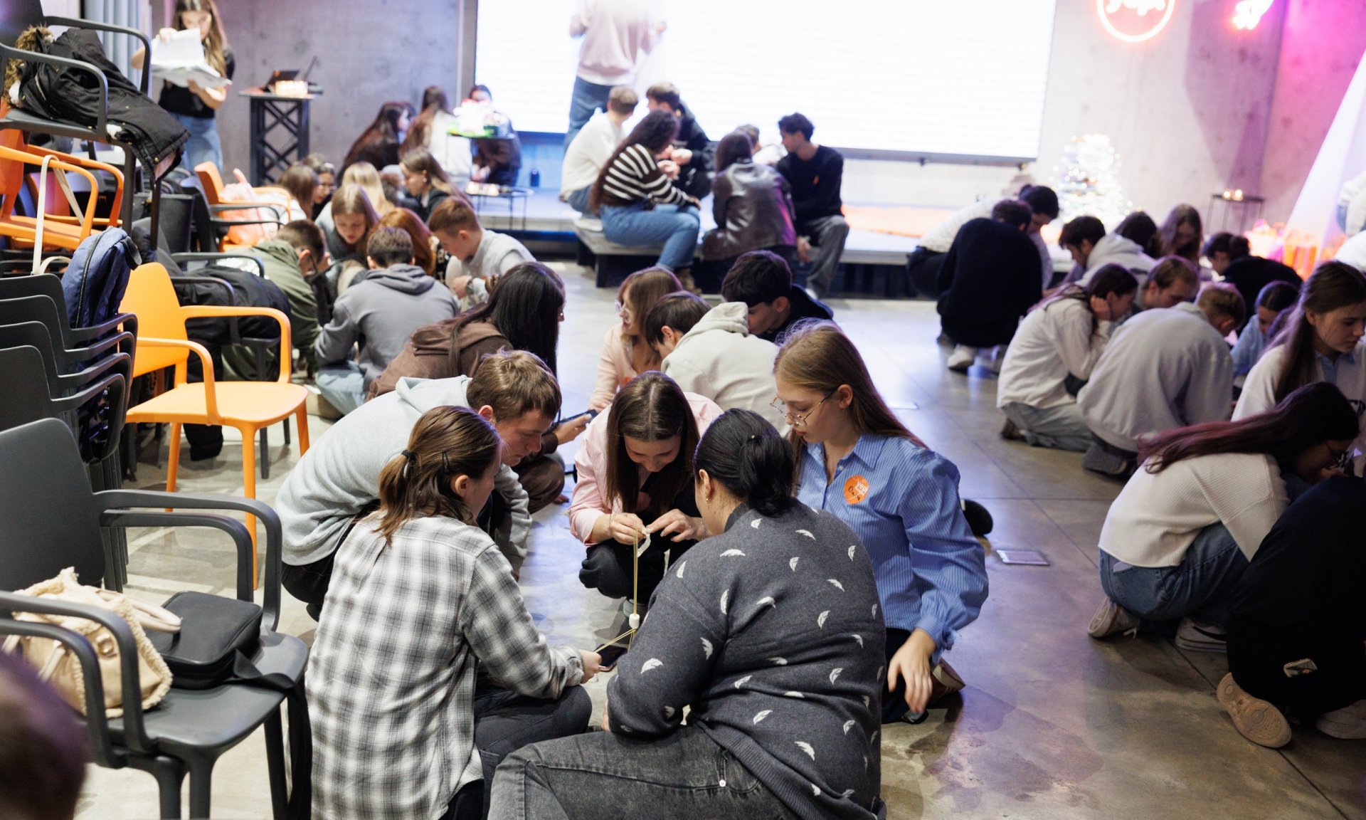 Gala Școlii de antreprenoriat Startup101: doi elevi din Chișinău au dezvoltat o bancă școlară digitală care înlocuiește manualele fizice