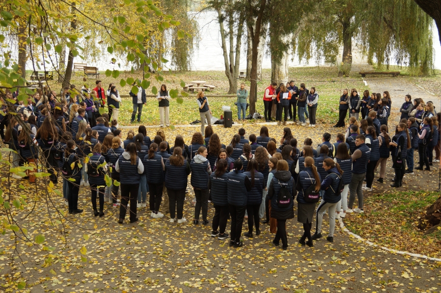 Pleacă sau nu tinerii specialiști din educație? Ce spun profesorii debutanți despre învățământ și cum am putea să-i reținem în sistem