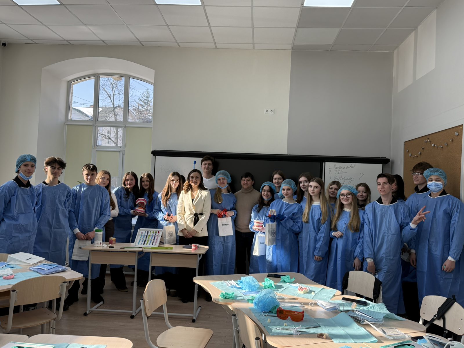 Invitați din IT, stomatologie sau business. Cum au loc orele de orientare în carieră la Liceul „Prometeu-Prim”