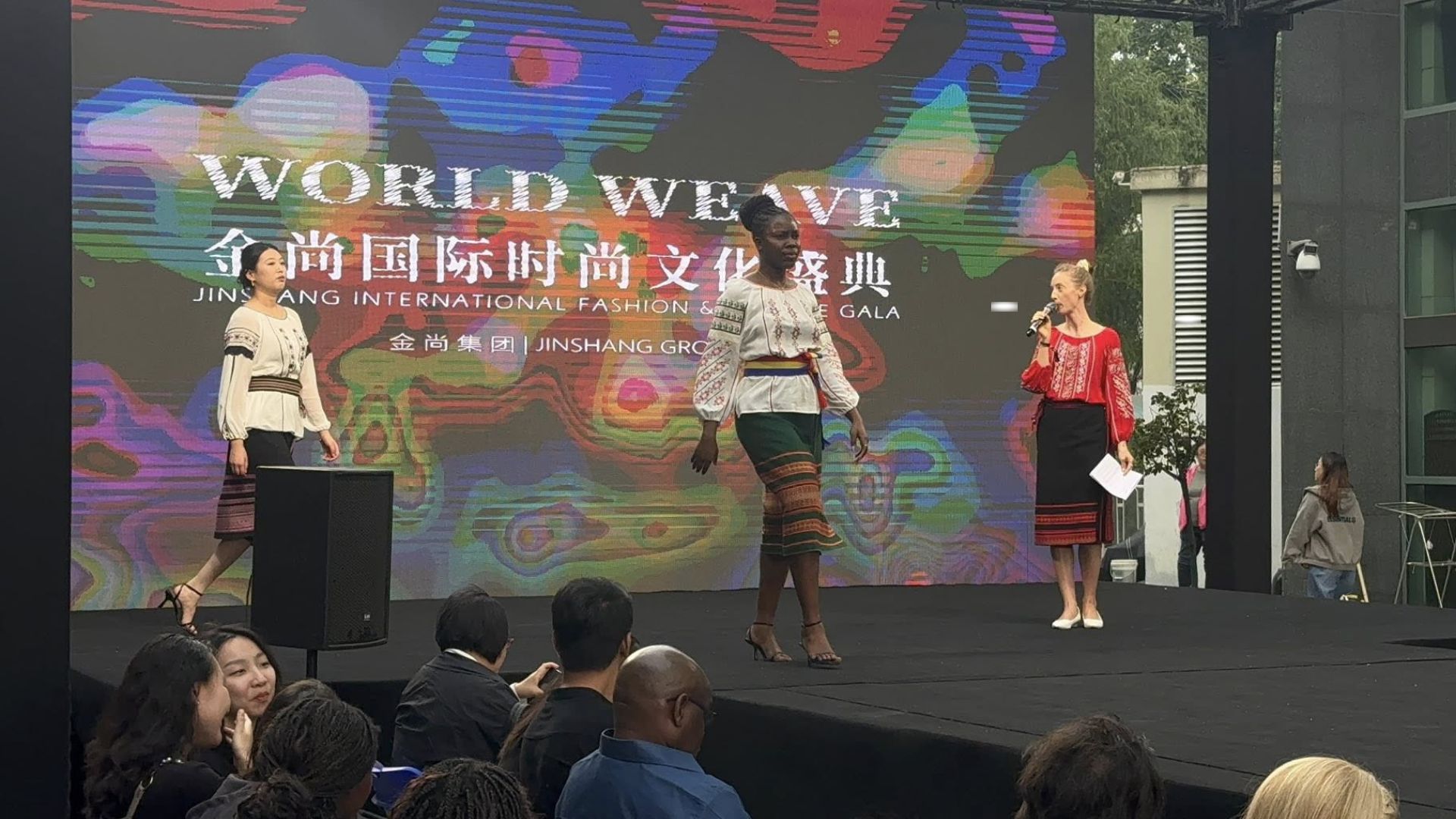 (foto) Ținutele tradiționale moldovenești au fost prezentate la un eveniment de modă din China