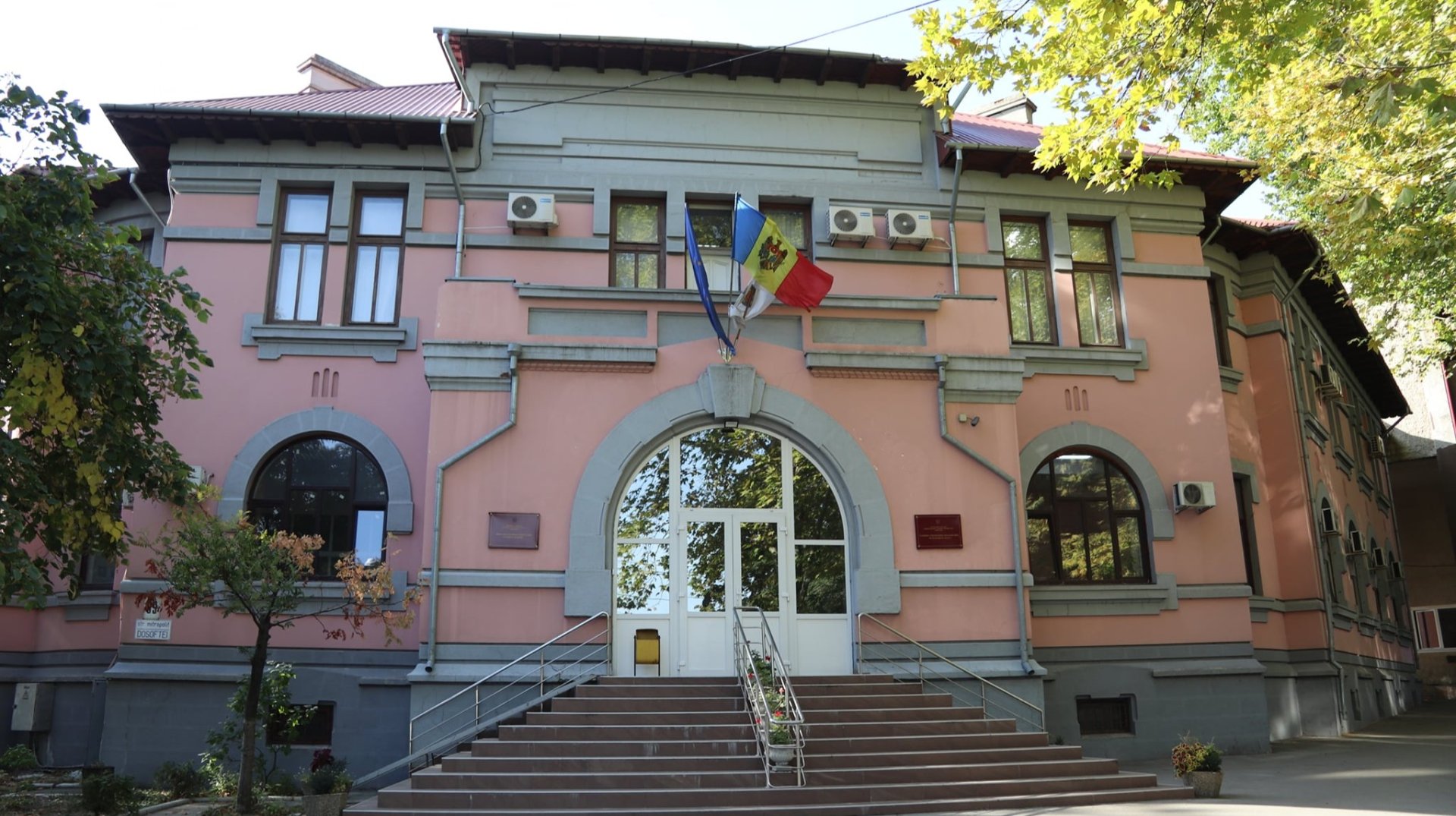 Direcțiile de învățământ din Moldova duc lipsă de angajați. În Chișinău sunt ocupate doar 50 % dintre funcțiile publice