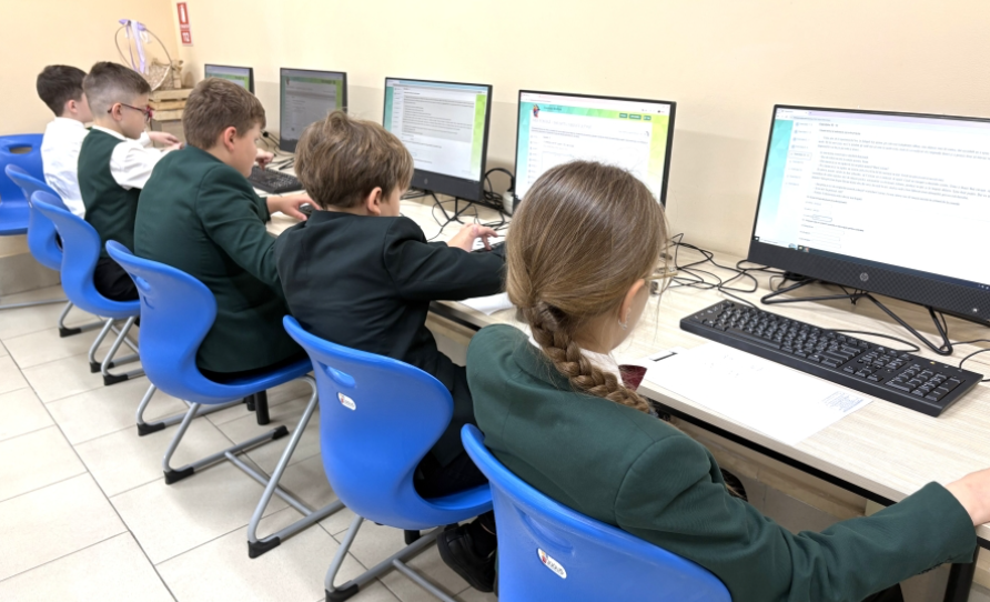 Elevii din două licee au susținut în premieră evaluarea națională la limba română în format digital
