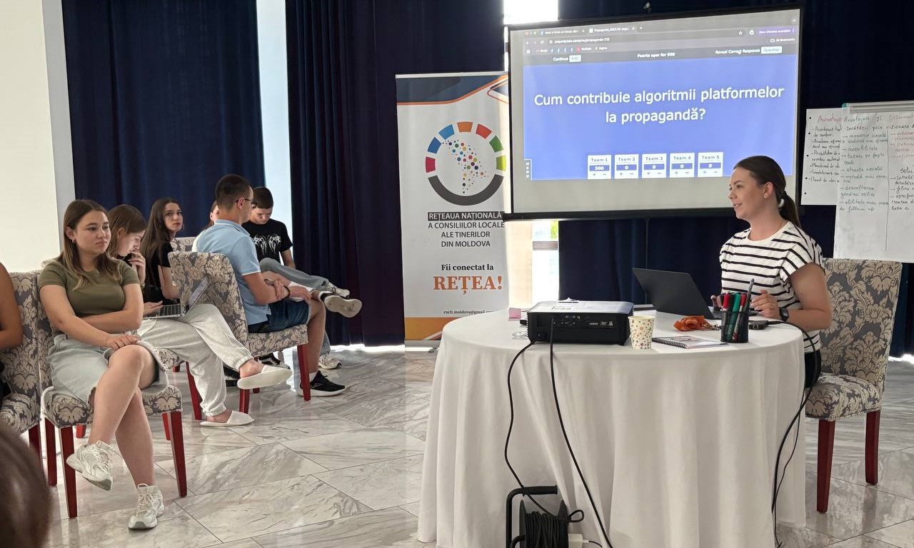 tineri elevi oportunități activități în grup