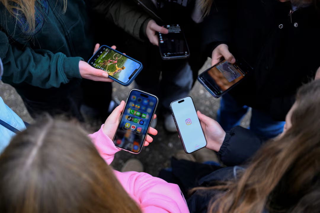telefoane sm retele sociale facebook instagram tiktok copii